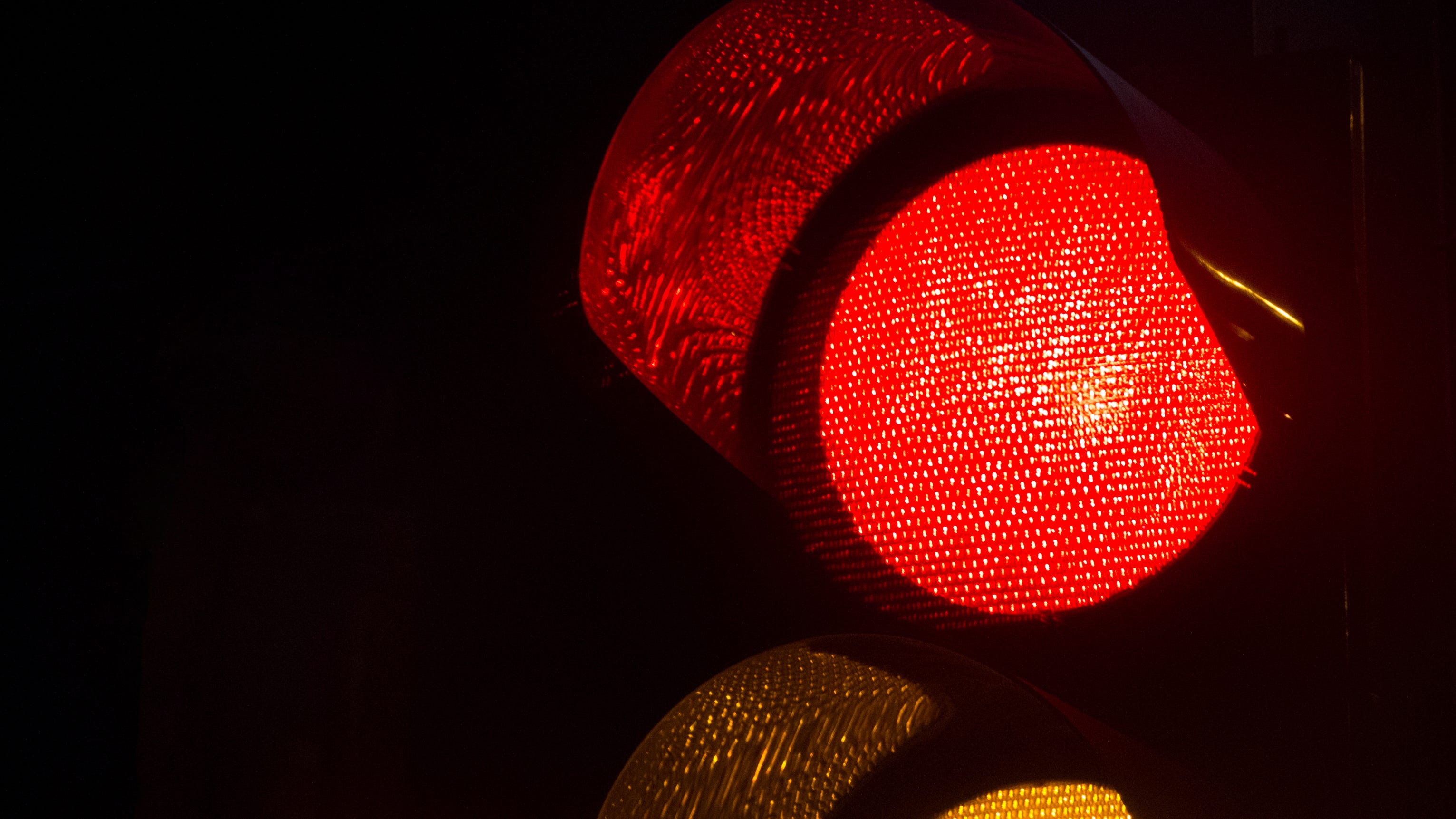 24-year-old man fatally shot while sitting at red light in River North