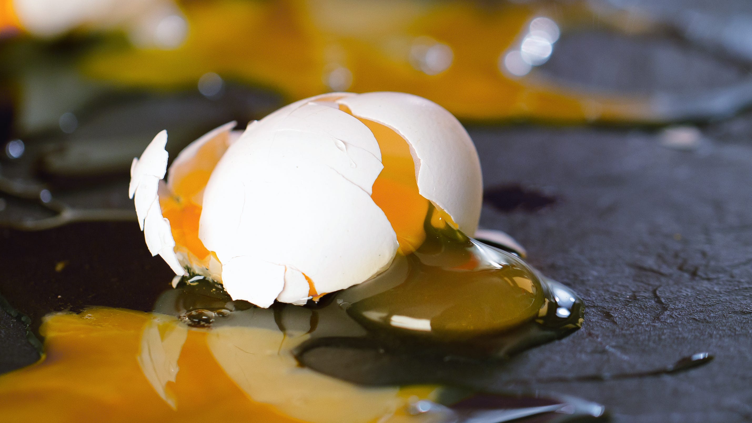 Big rig crashes into overpass, spills 17 tons of eggs on I-30 near downtown Dallas