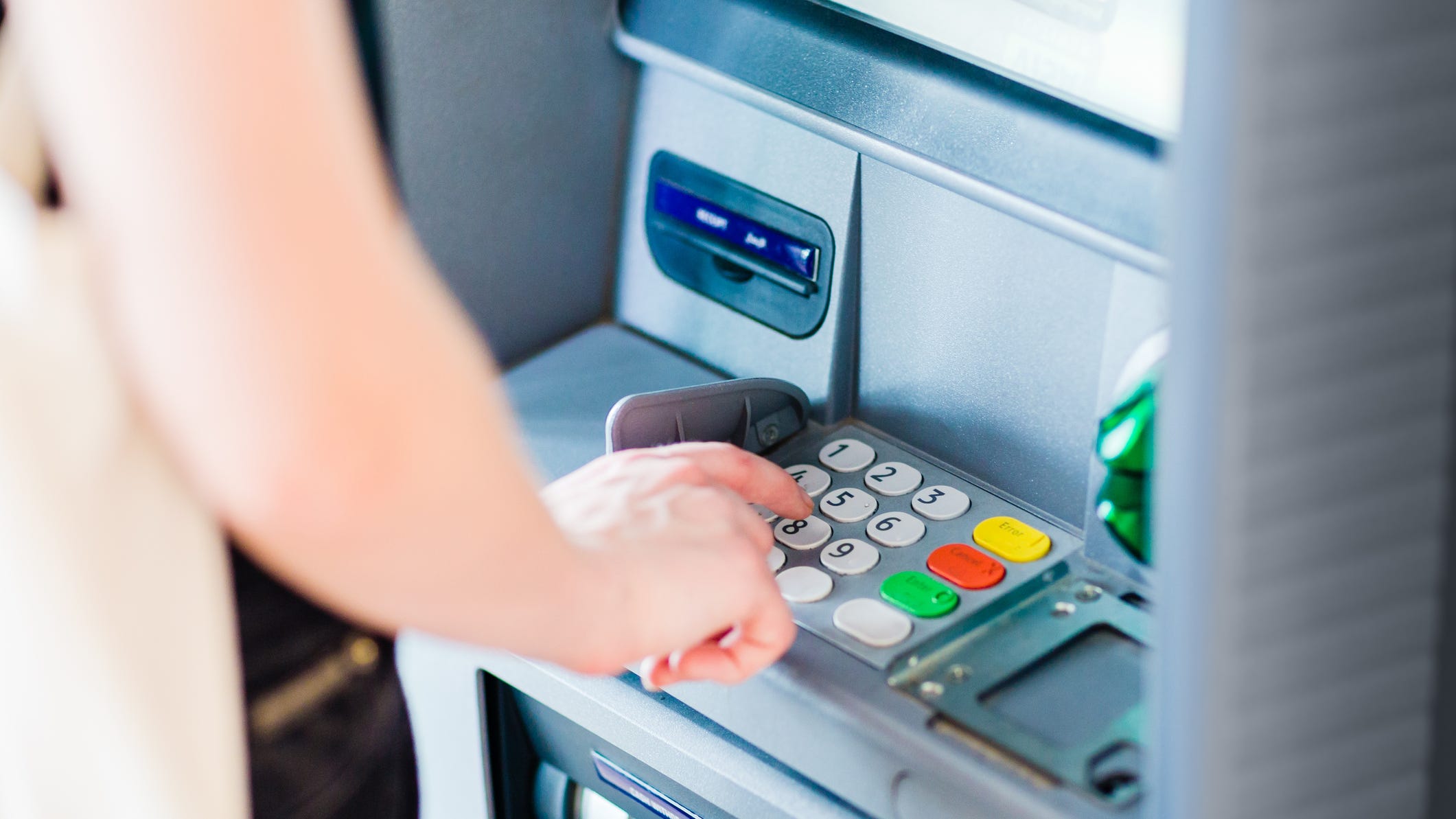 Woman goes to ATM to withdraw $20, discovers almost $1 billion in account