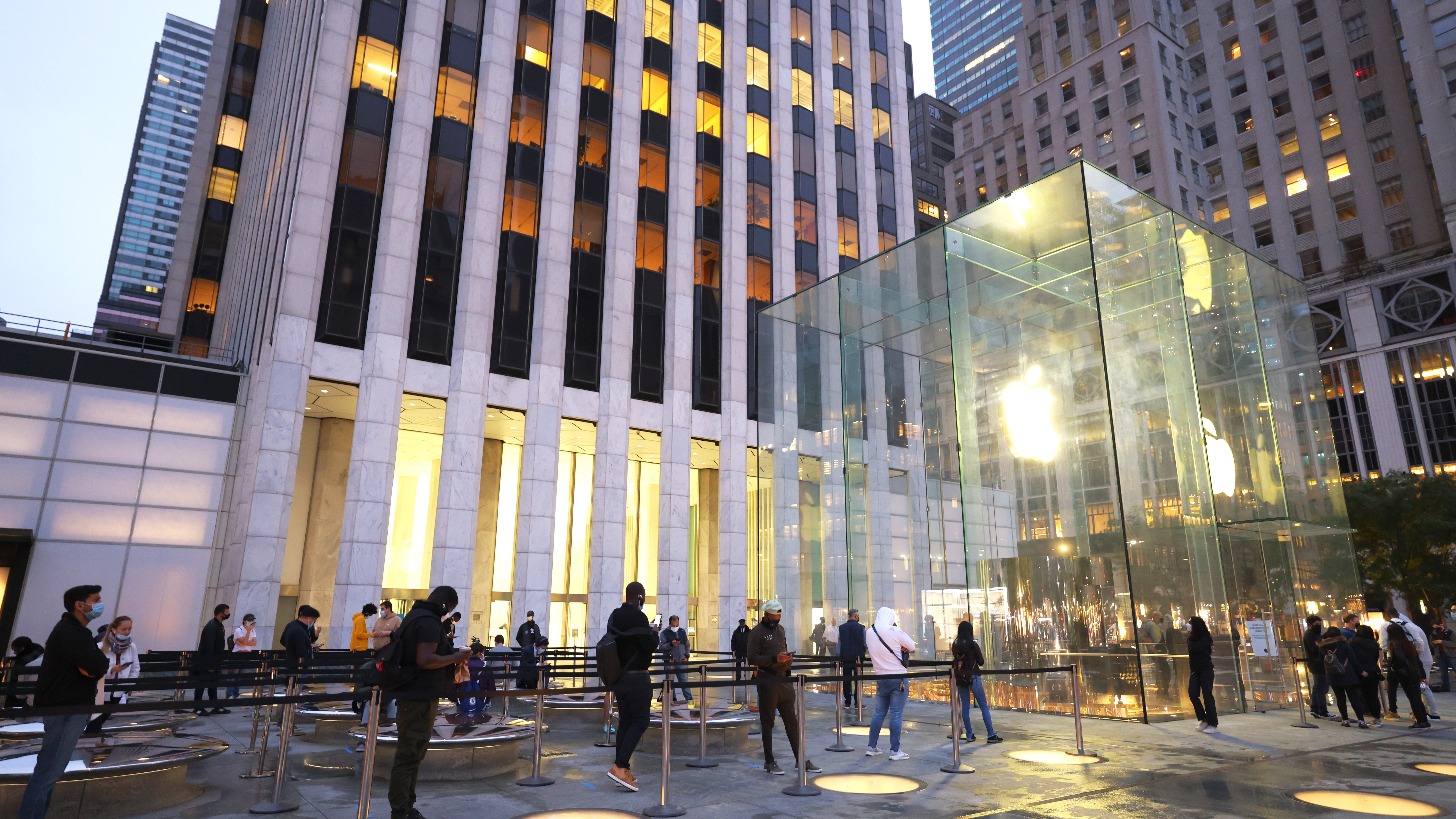 Man with 300 iPhones violently robbed near Apple's Fifth Avenue flagship