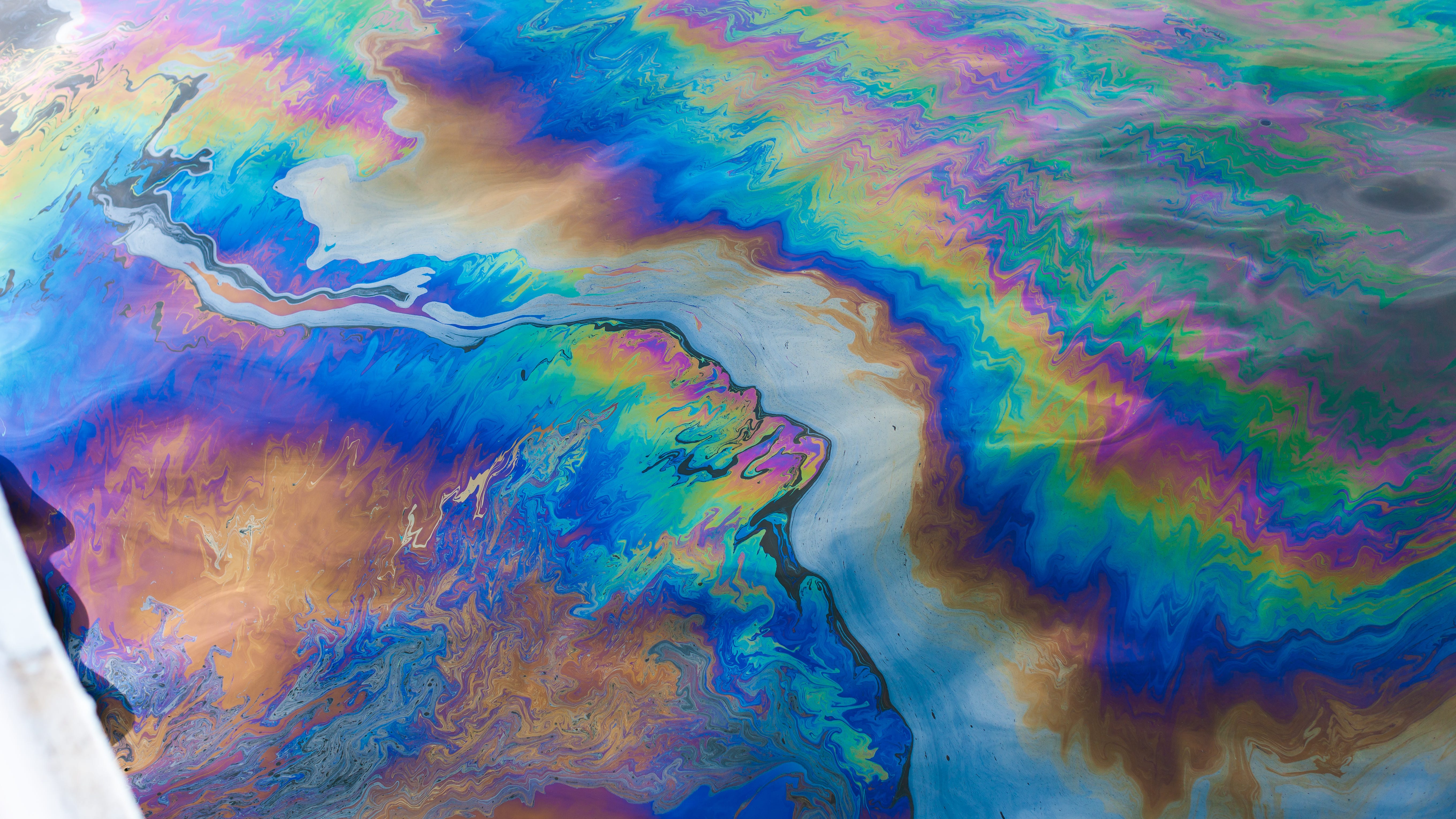 Thousands of gallons of mysterious black material spills into Flint River