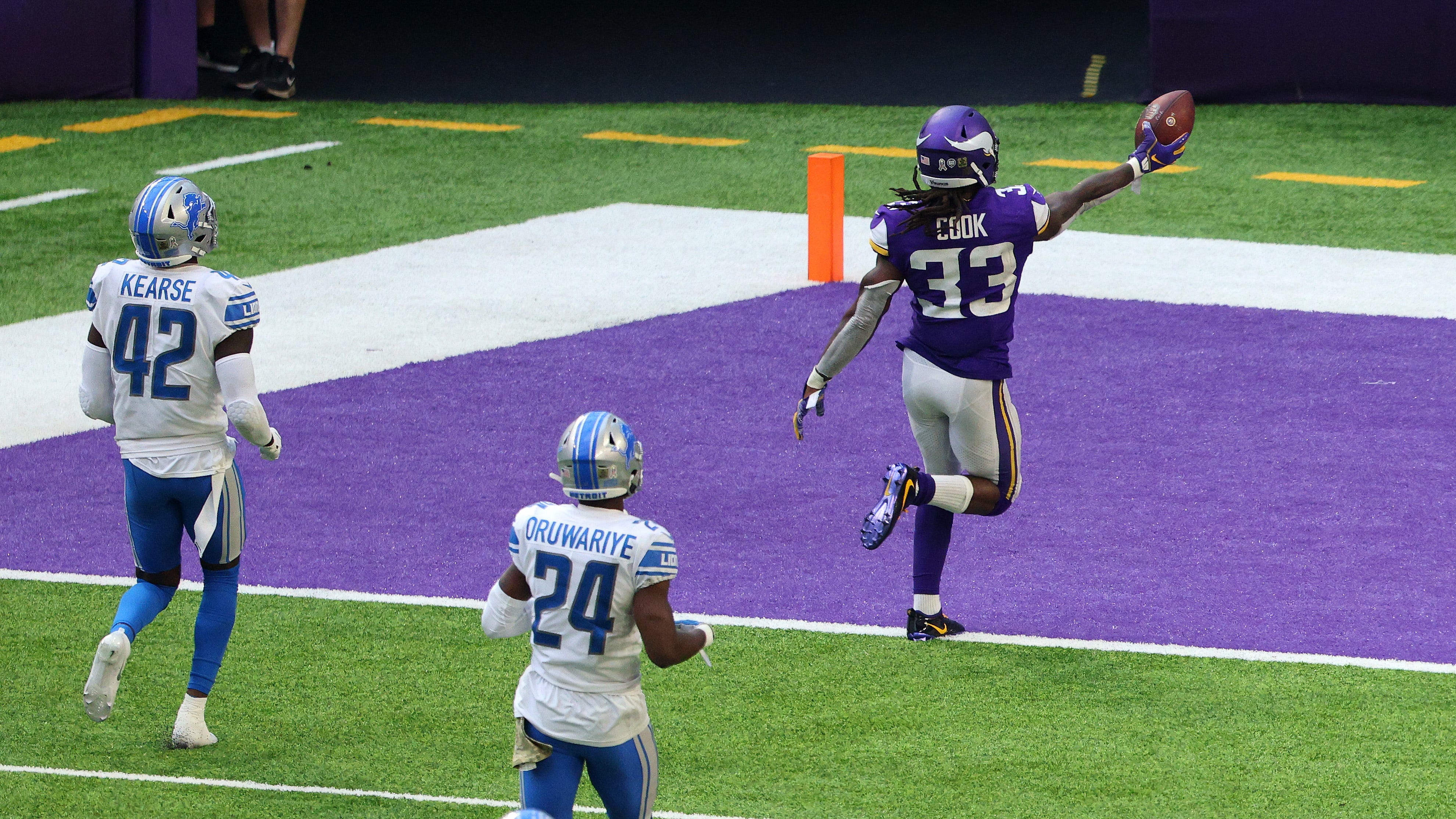Lions defense burned for long touchdown with only 10 players on the field