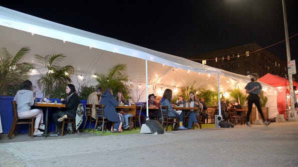 Is it safe to eat at outdoor restaurants with tents and barriers?