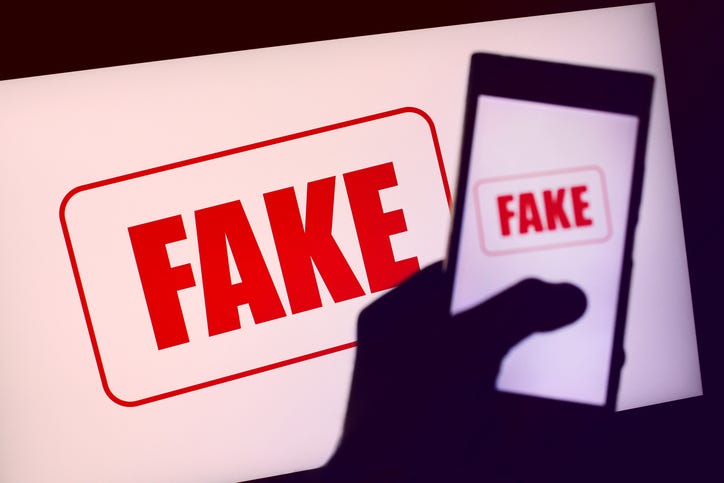 Photografies of fake news both on smartphones to computers on the internet. The word fake appears on both screens. This concept symbolice the common platform where the news appears and as a result the same information and in consequence the same fake news.