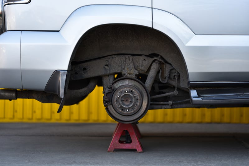 Police are searching for multiple suspects that hit neighborhoods in Livonia last week and stole wheels and tires from over a dozen vehicles.
