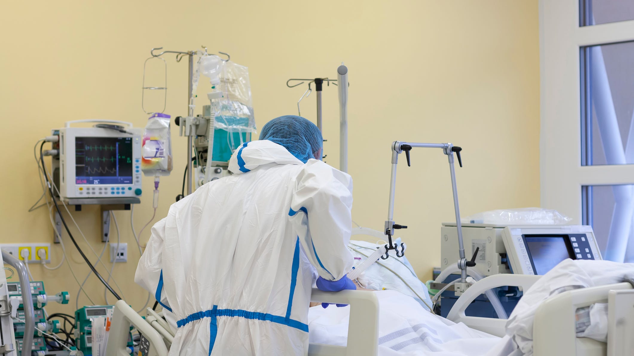 COVID surge threatens Illinois hospitals, some have limited ICU beds available