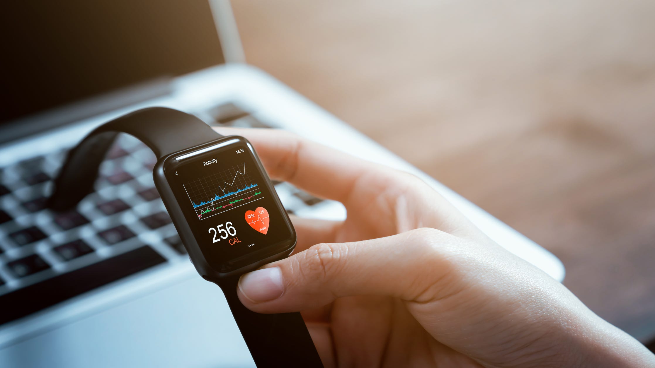 Pregnant woman says smartwatch saved her life