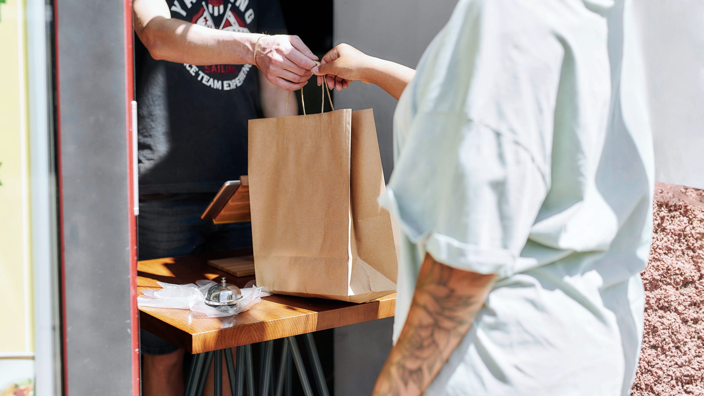 Survey: people feel pressured to tip when picking up takeout