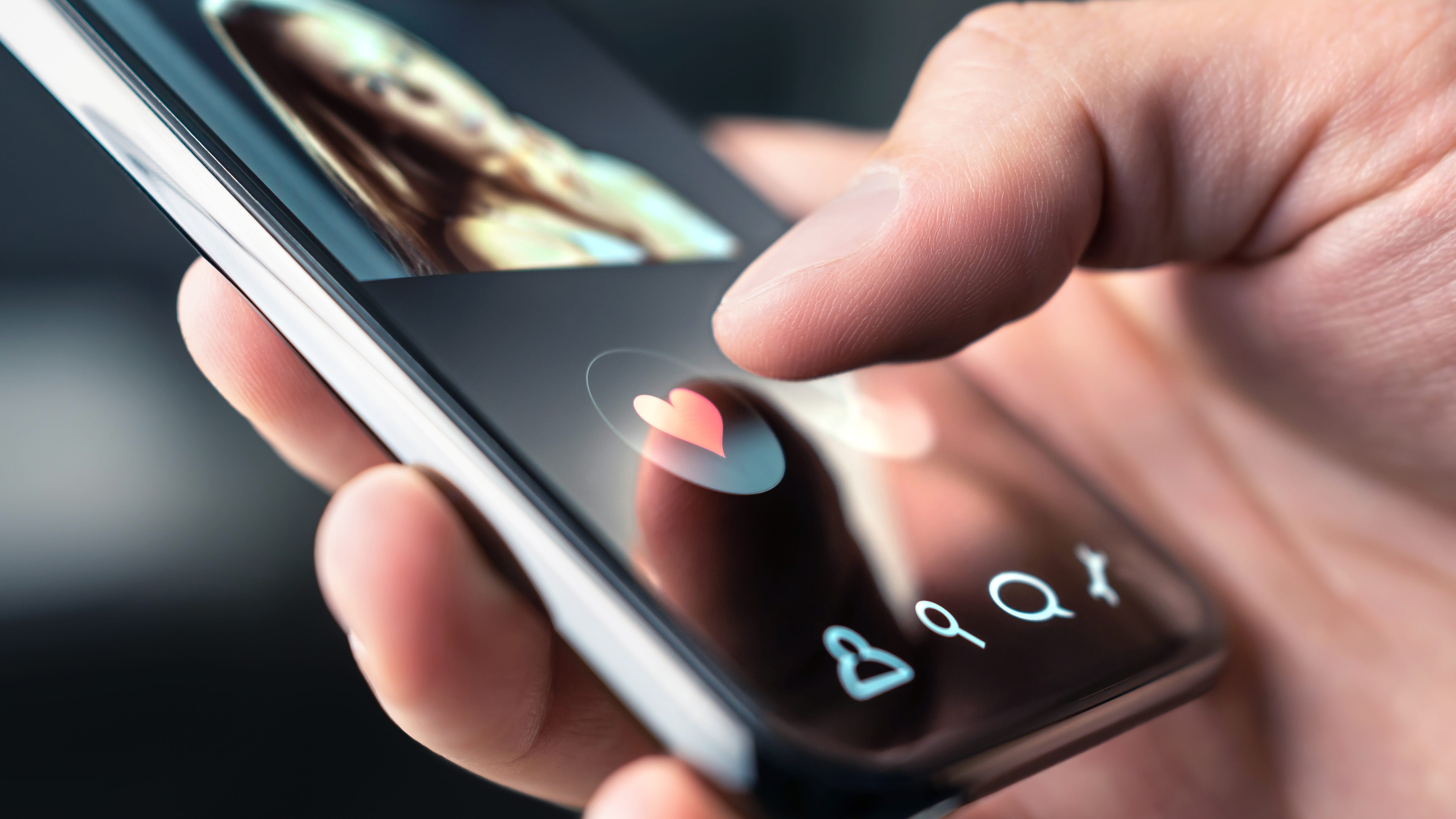 Man wanted for attempted murder is using dating apps to avoid police, find victims