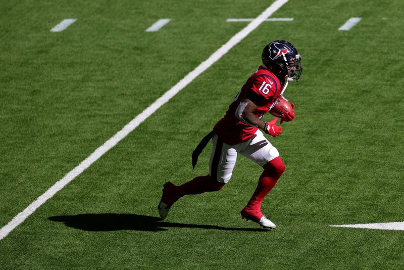 Keke Coutee sprints in open field.