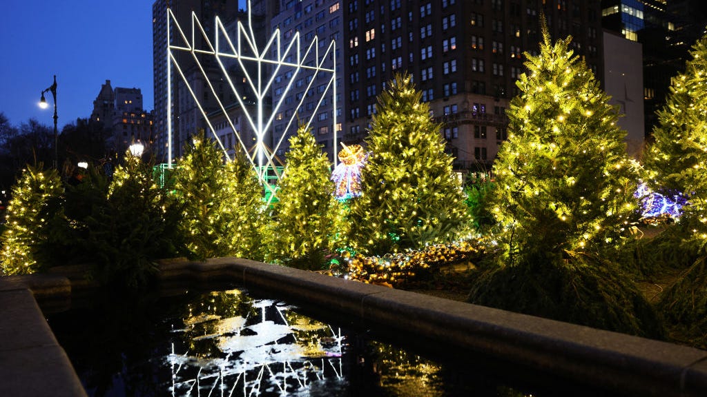 World's largest menorah lit for first night of Hanukkah in midtown Manhattan