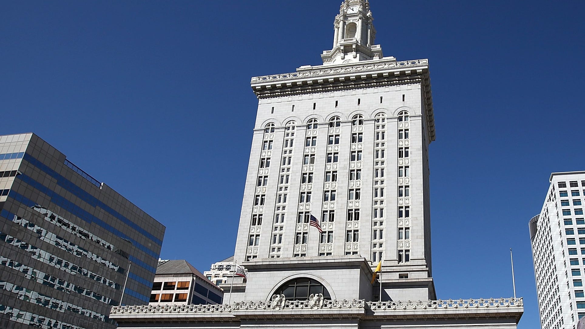 1 dead, 1 injured in shooting outside Oakland City Hall