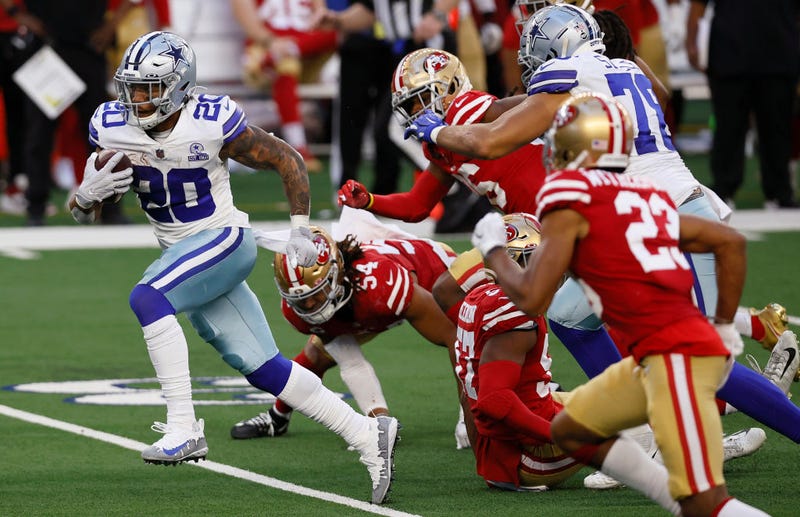 Tony Pollard rushes past the 49ers' defensive line.