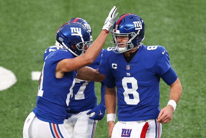 Daniel Jones celebrates with his wide receivers.