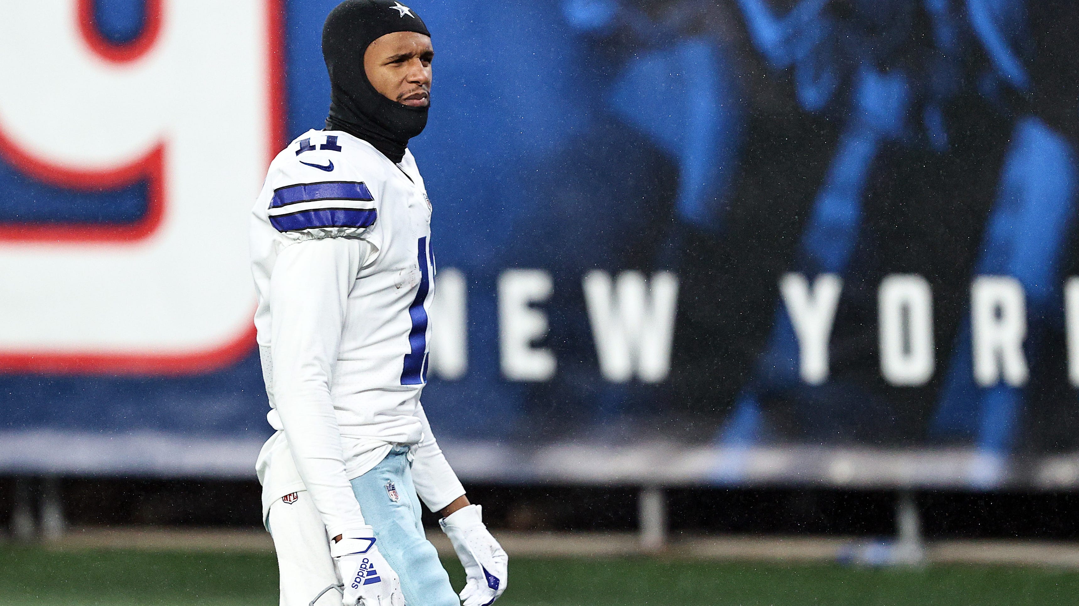 Twitter was flabbergasted by Cedrick Wilson’s lateral to no one