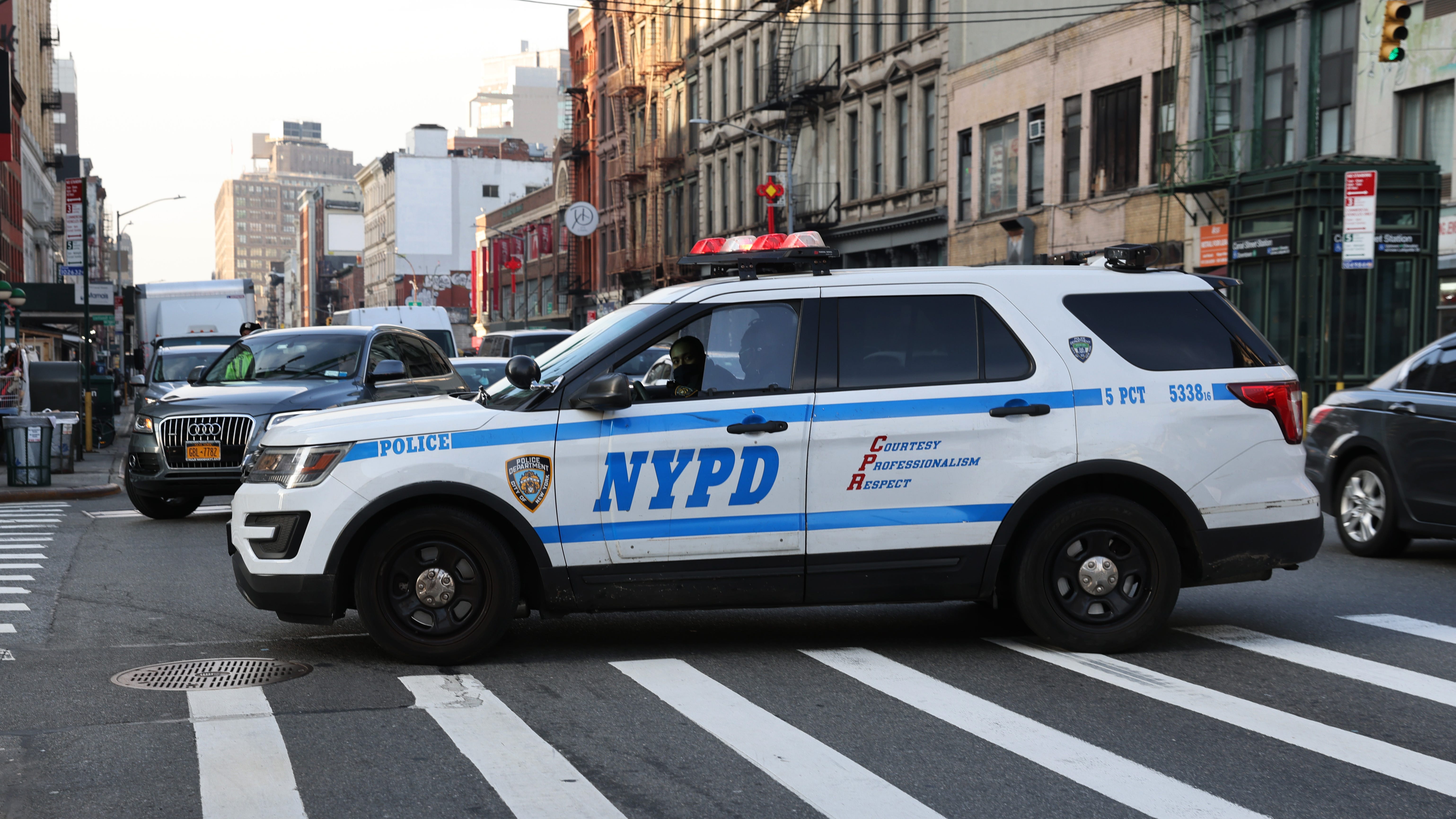 Thieves hit police car after robbing Bronx T-Mobile store: NYPD