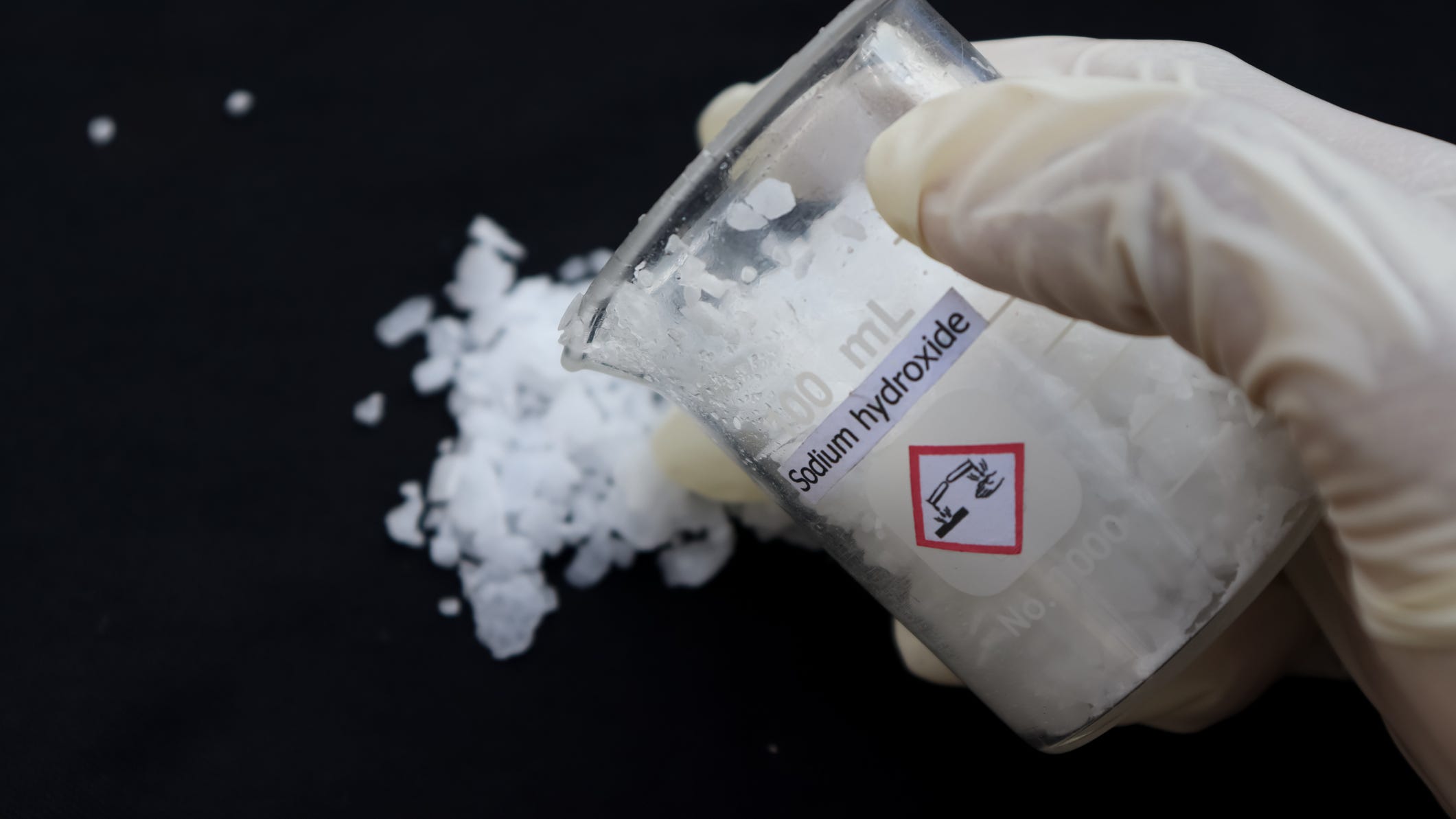 MSP: Oakland County man suffers serious burns when 18 y.o. daughter throws Lye powder on him