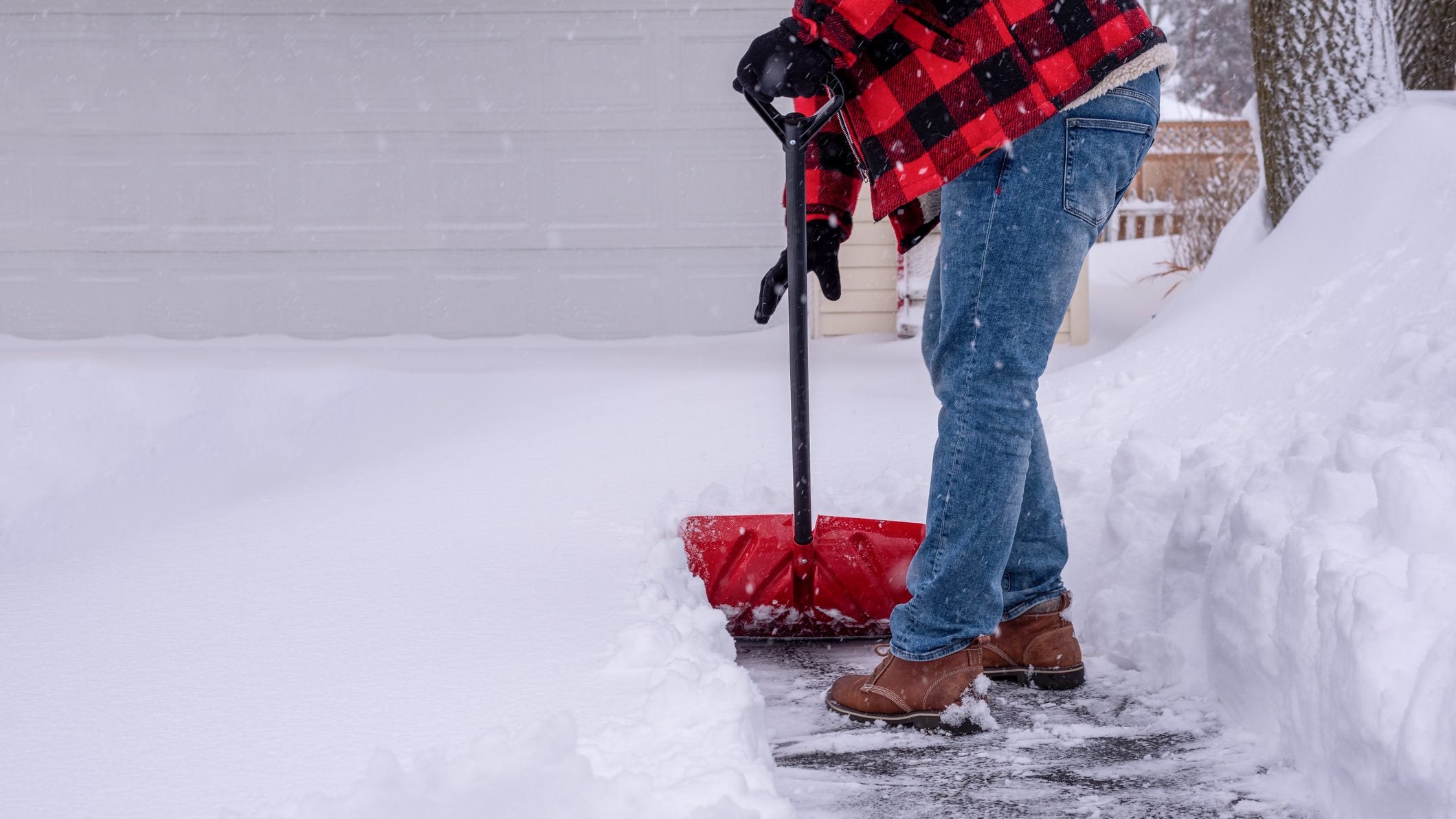 As Michiganders prepare for impending winter storm physicians issue snow shoveling safety tips
