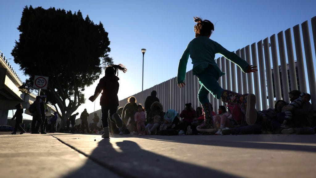 Contratista cometió abusos sexuales y acoso contra niños migrantes, afirman autoridades de EEUU