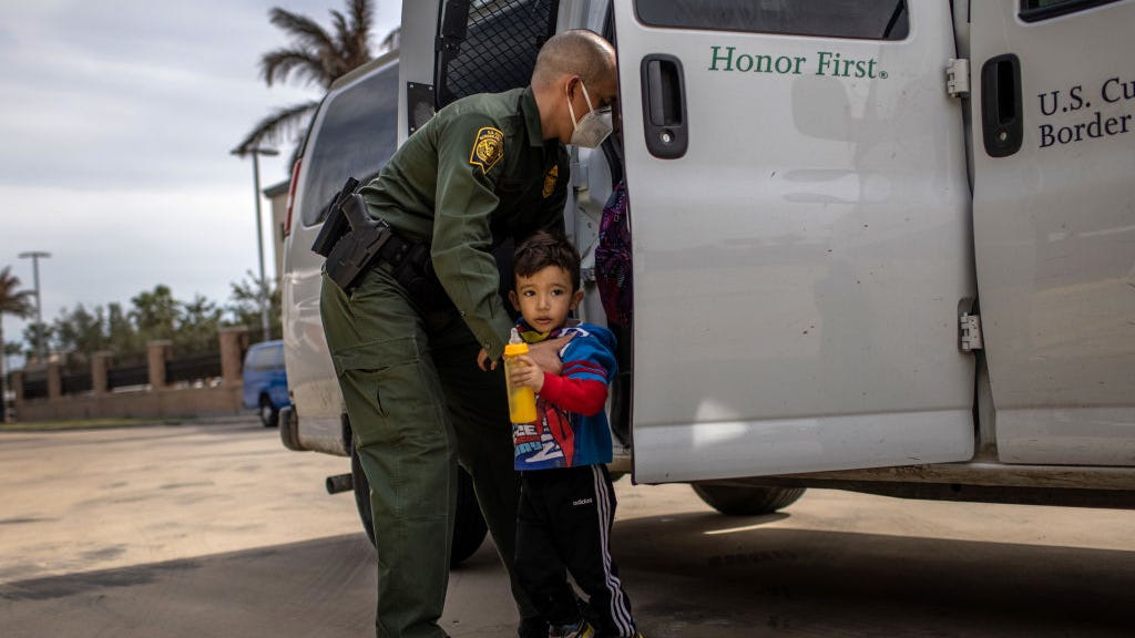 Por qué mas niños migrantes están cruzando la frontera no acompañados