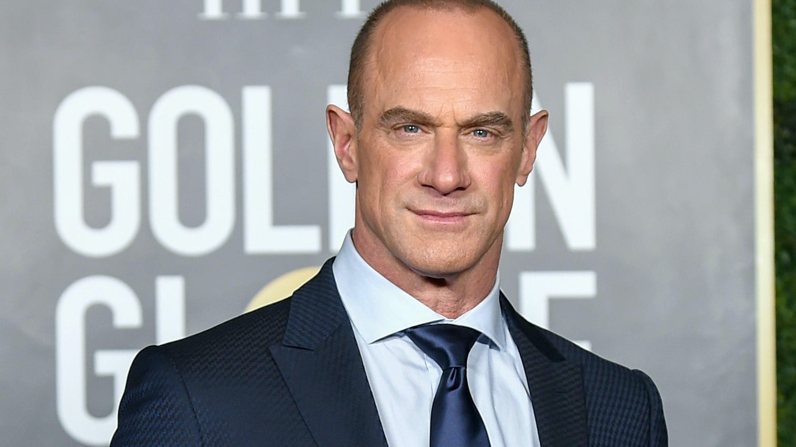 Christopher Meloni shows off sculpted 6-pack while getting lathered in body oil