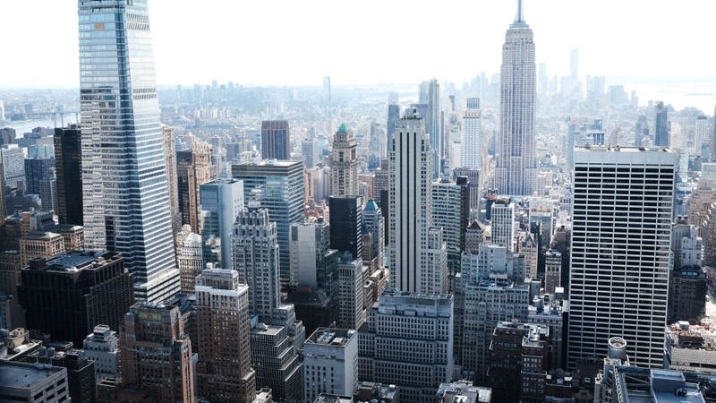 Encuesta revela que menos del 50% de los trabajadores volverán a las oficinas de Manhattan en enero