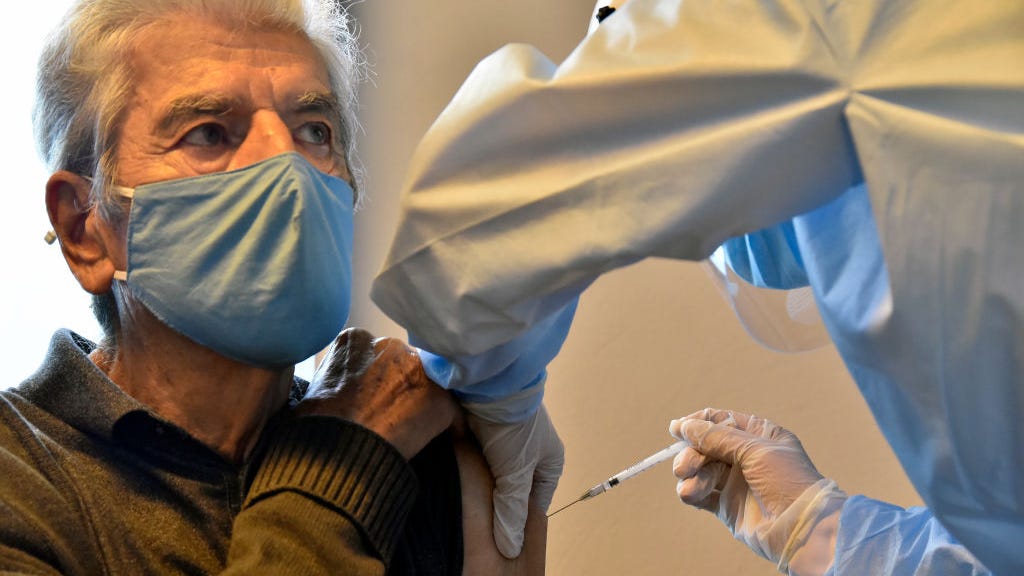 Vacuna de refuerzo de COVID-19 aprobada para grupos de alto riesgo en EE. UU.