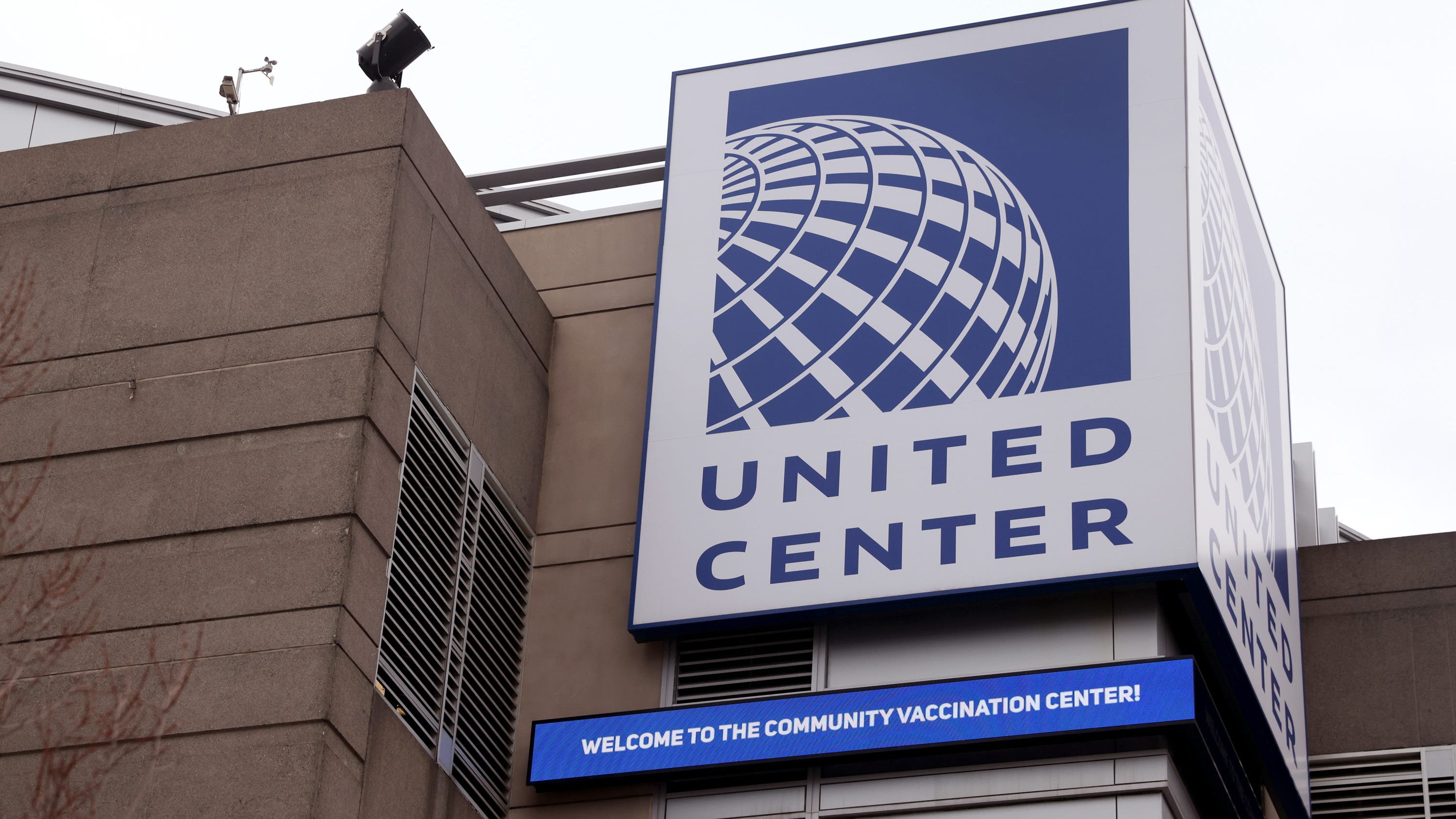 United Center mass vaccination site opens drive-thru option Tuesday