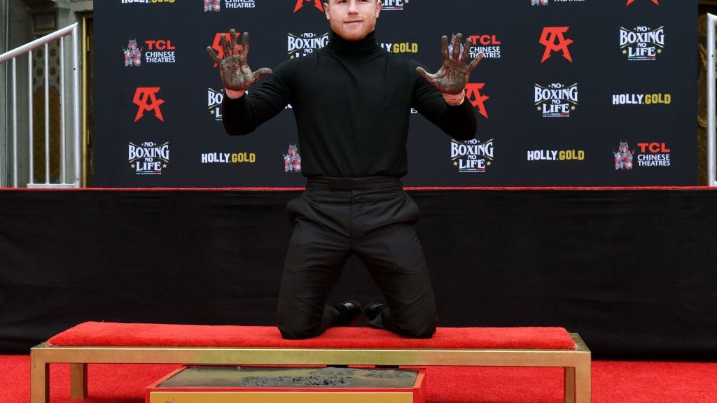 El “Canelo” Álvarez inmortaliza sus manos en el Paseo de la Fama (Video)