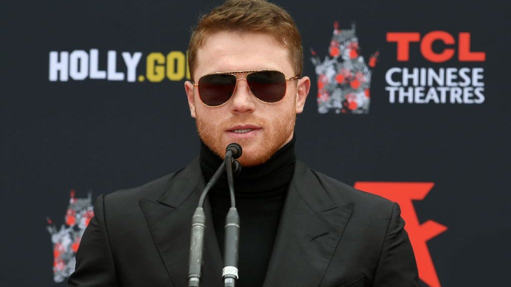 El Canelo Álvarez le copia el estilo a Mayweather Jr y se pone a aventar dinero (Video)