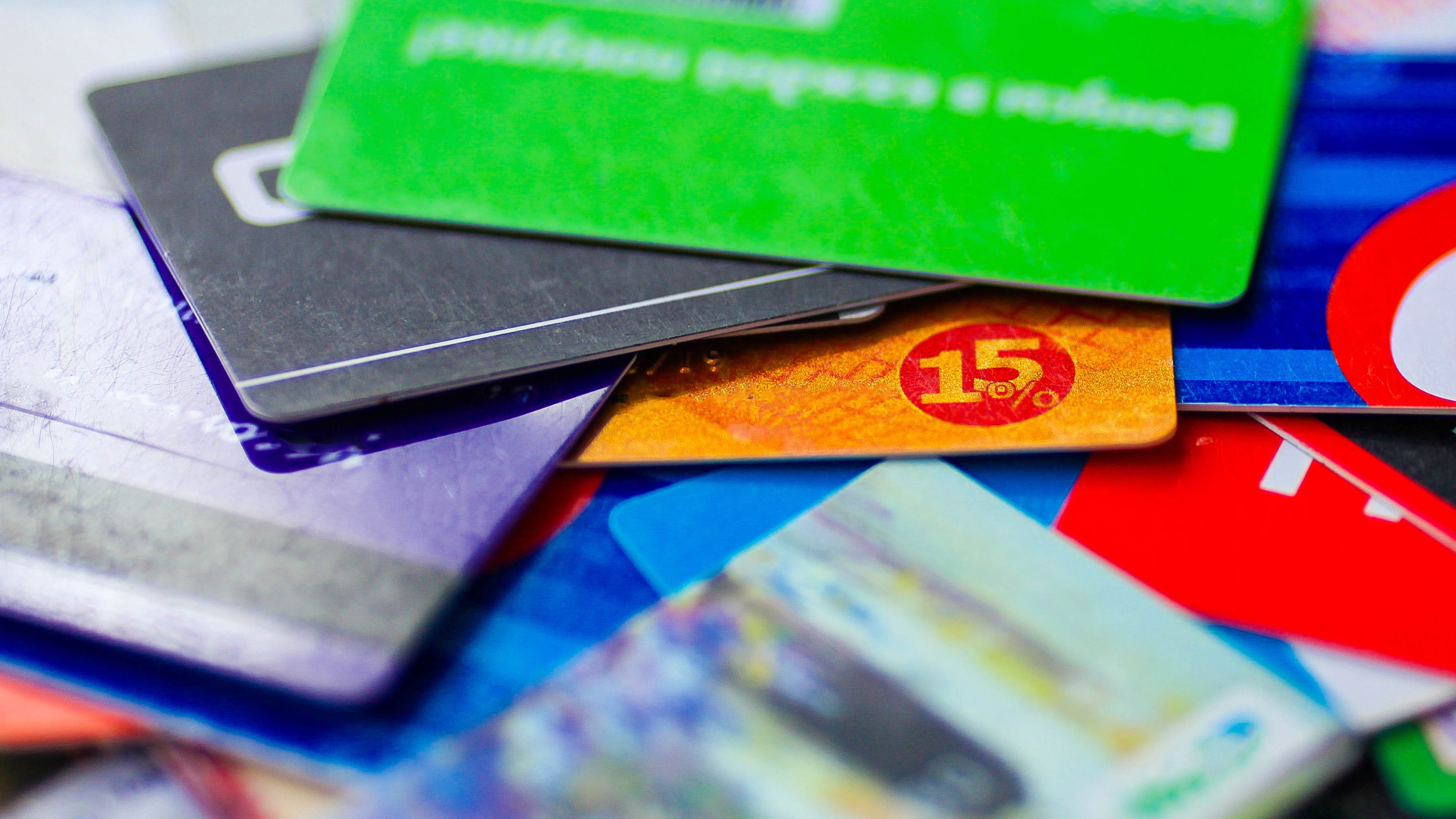 Concerned citizen stops gift card scam, saves 65-year-old Oakland County man from losing $1K