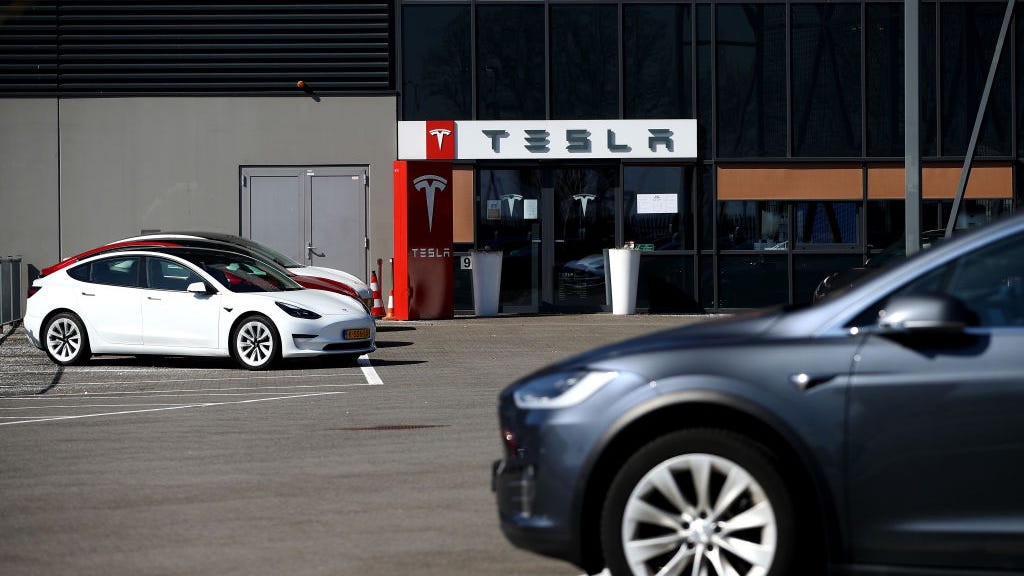 Malfunctioning Tesla battery burns down house
