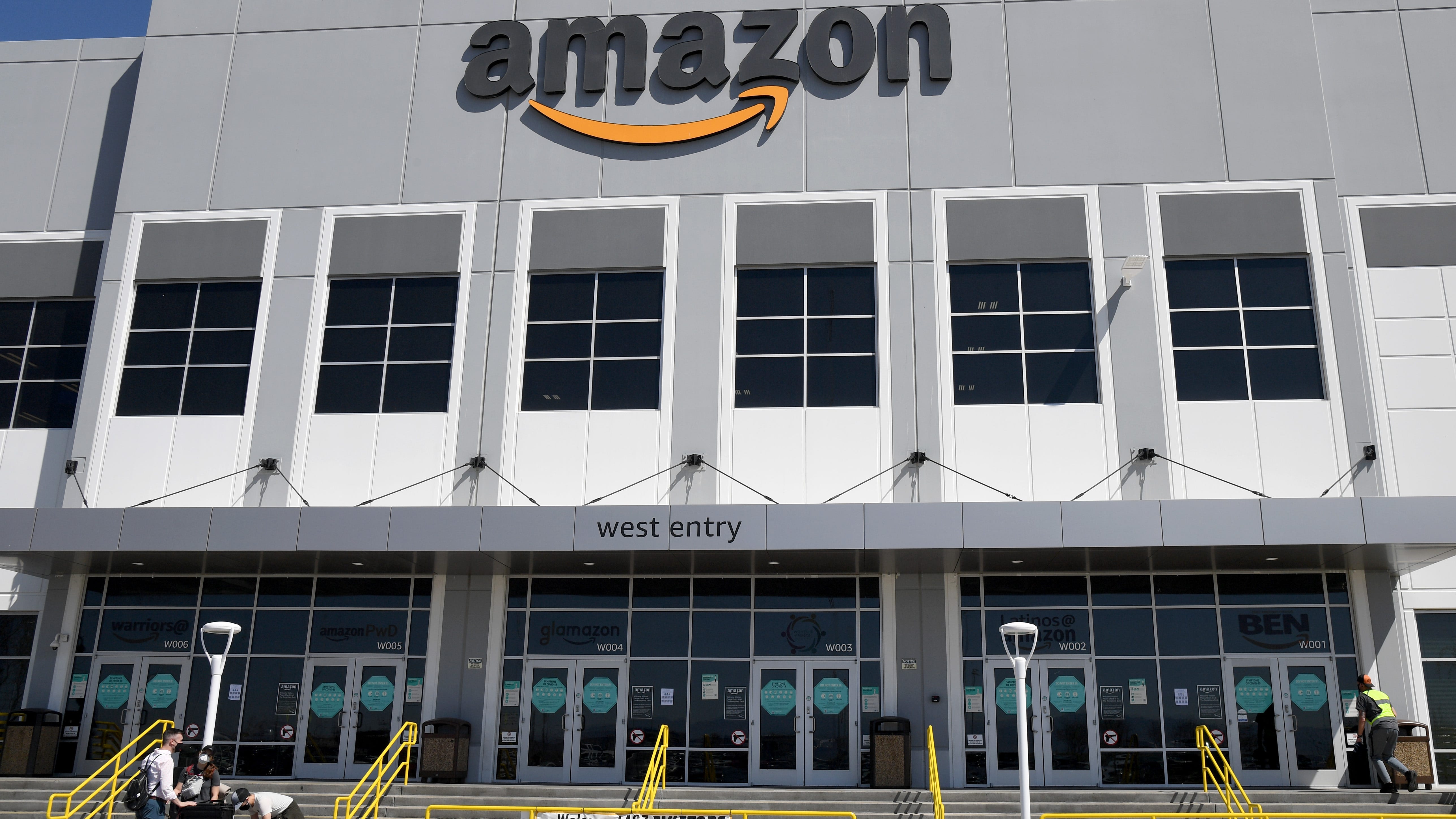 Amazon plans to open department stores: report