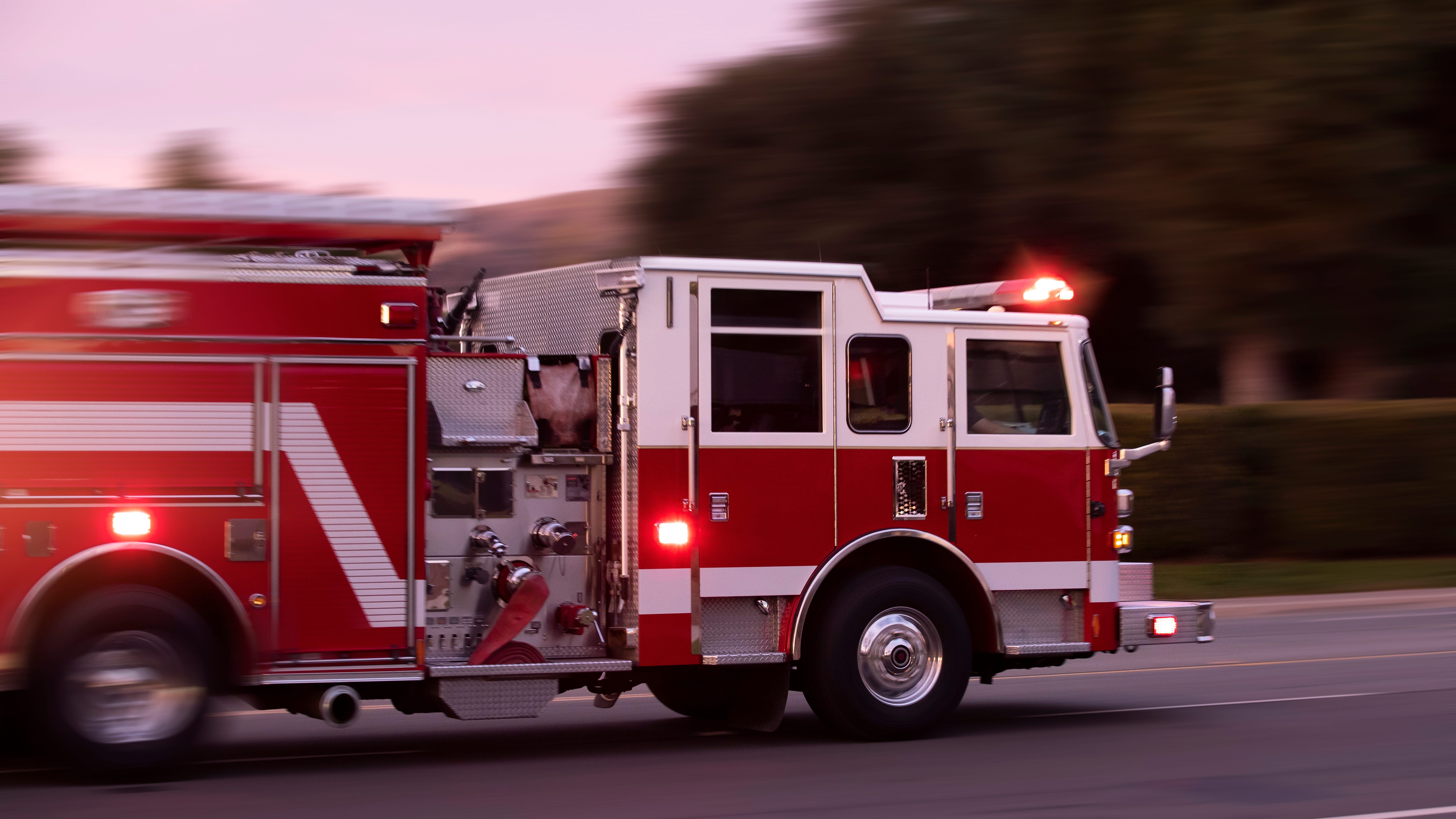 Fire engulfs vacant theater building in Hollywood