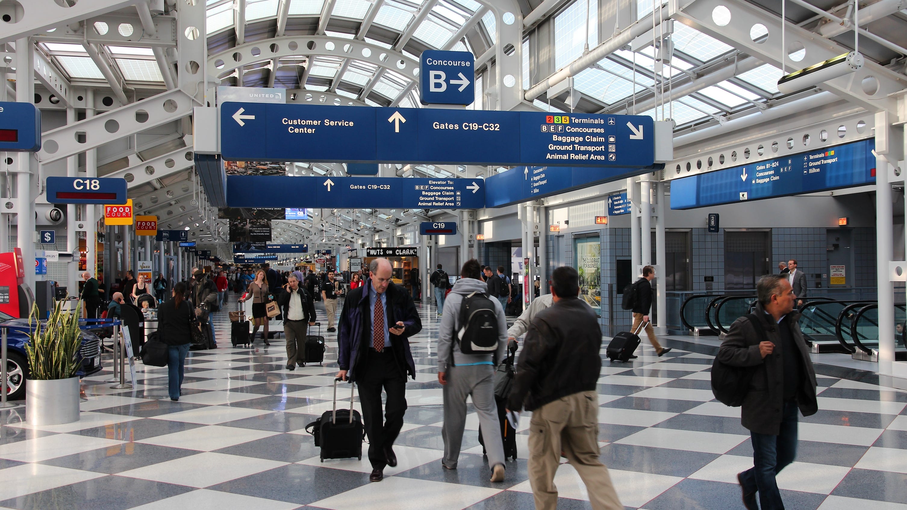 Travelers should expect delayed flights on Labor Day Weekend