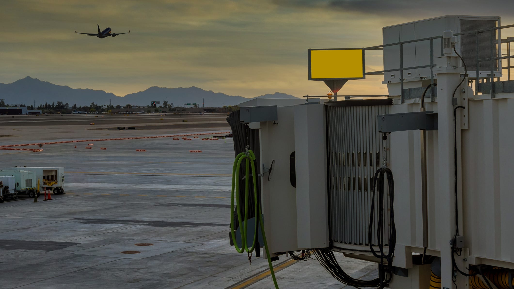 WATCH: St. Louis woman runs onto tarmac attempting to stop plane from leaving