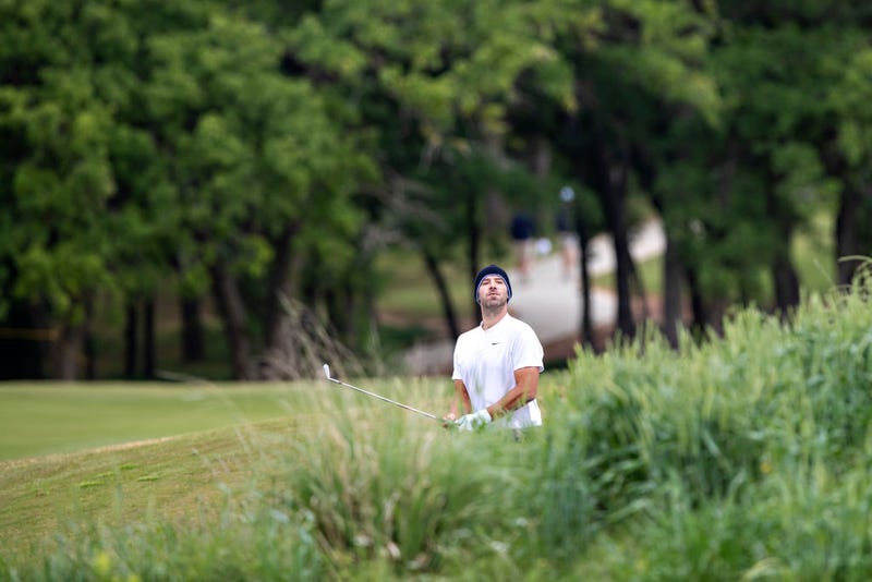 After an early eagle, Tony Romo cards a 77 in Arlington