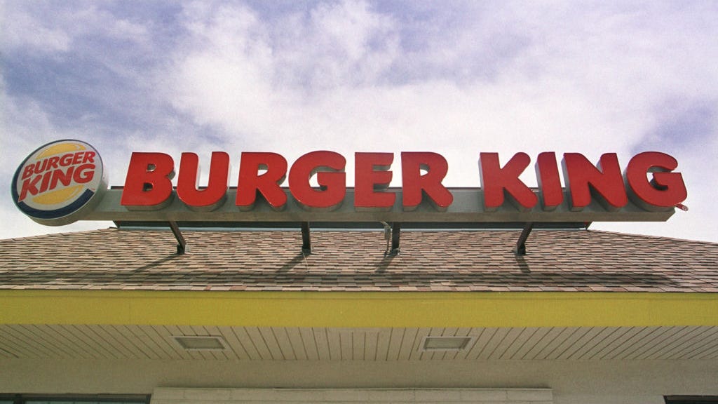 Empleados de Burger King renuncian en grupo, avisan en letrero del restaurante