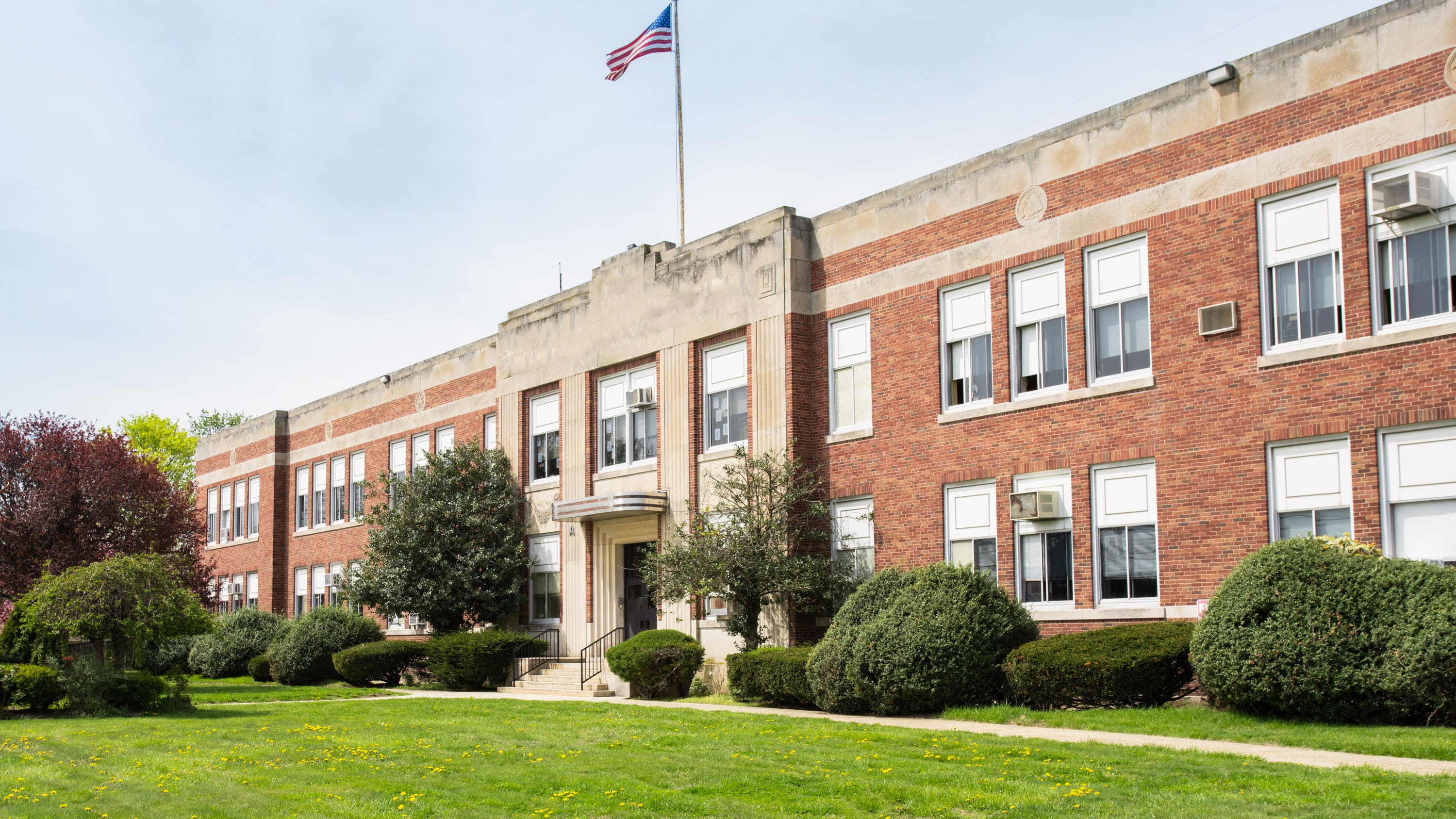 Police looking for man who allegedly tried to lure 12-year-old girl near her North Side school