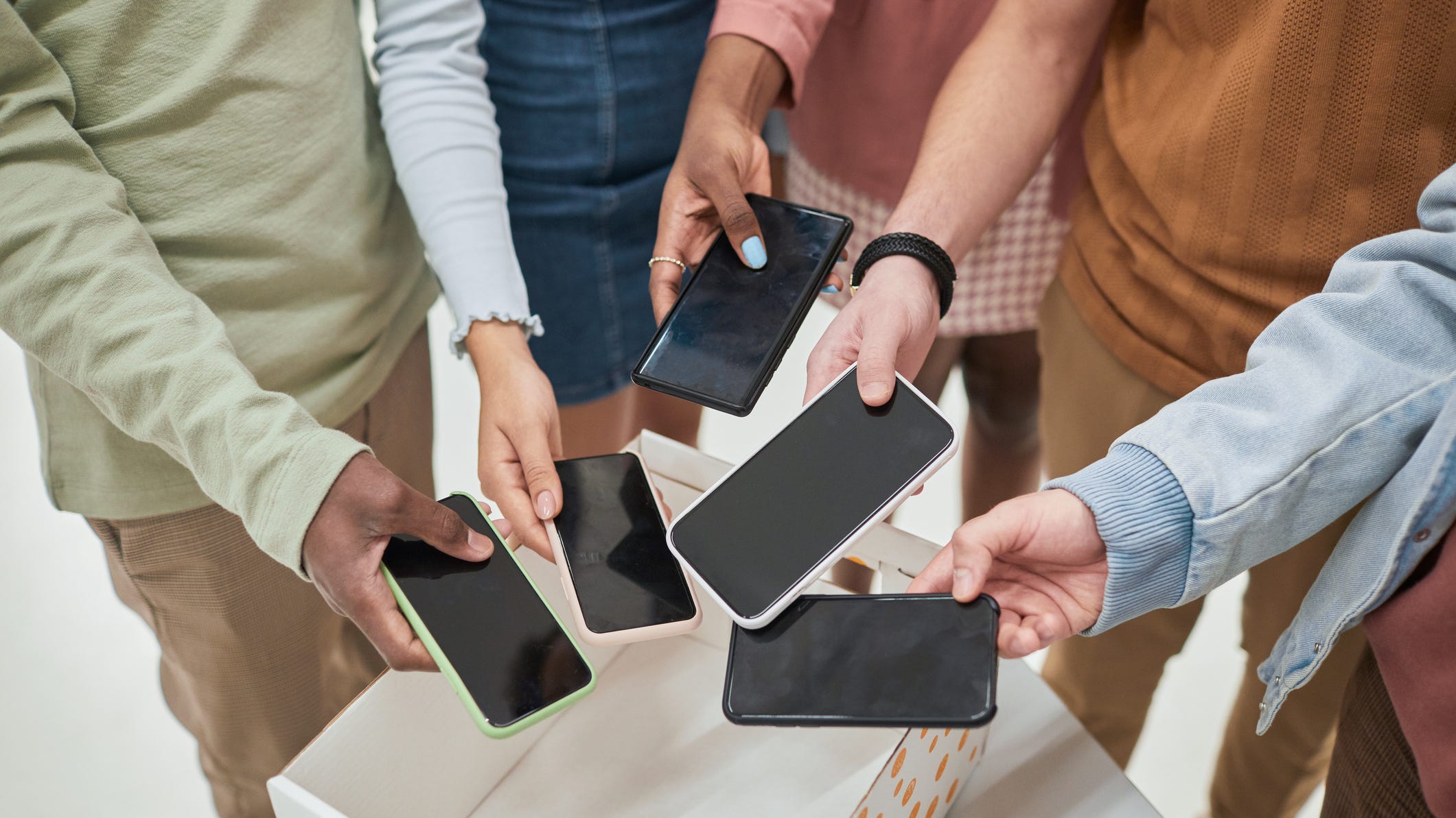 Brownsville School District bans cellphone during school day