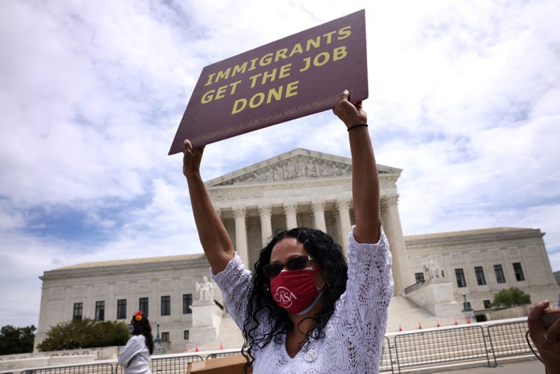 Un activista de la inmigración participa en una concentración cerca de la Corte Suprema de Estados Unidos mientras se manifiestan para destacar los derechos de los trabajadores esenciales inmigrantes, el 12 de mayo de 2021 en Washington, DC. El grupo marchó en el Capitolio mientras el Comité Judicial del Senado celebraba una audiencia del subcomité sobre el papel de los trabajadores inmigrantes esenciales en Estados Unidos."