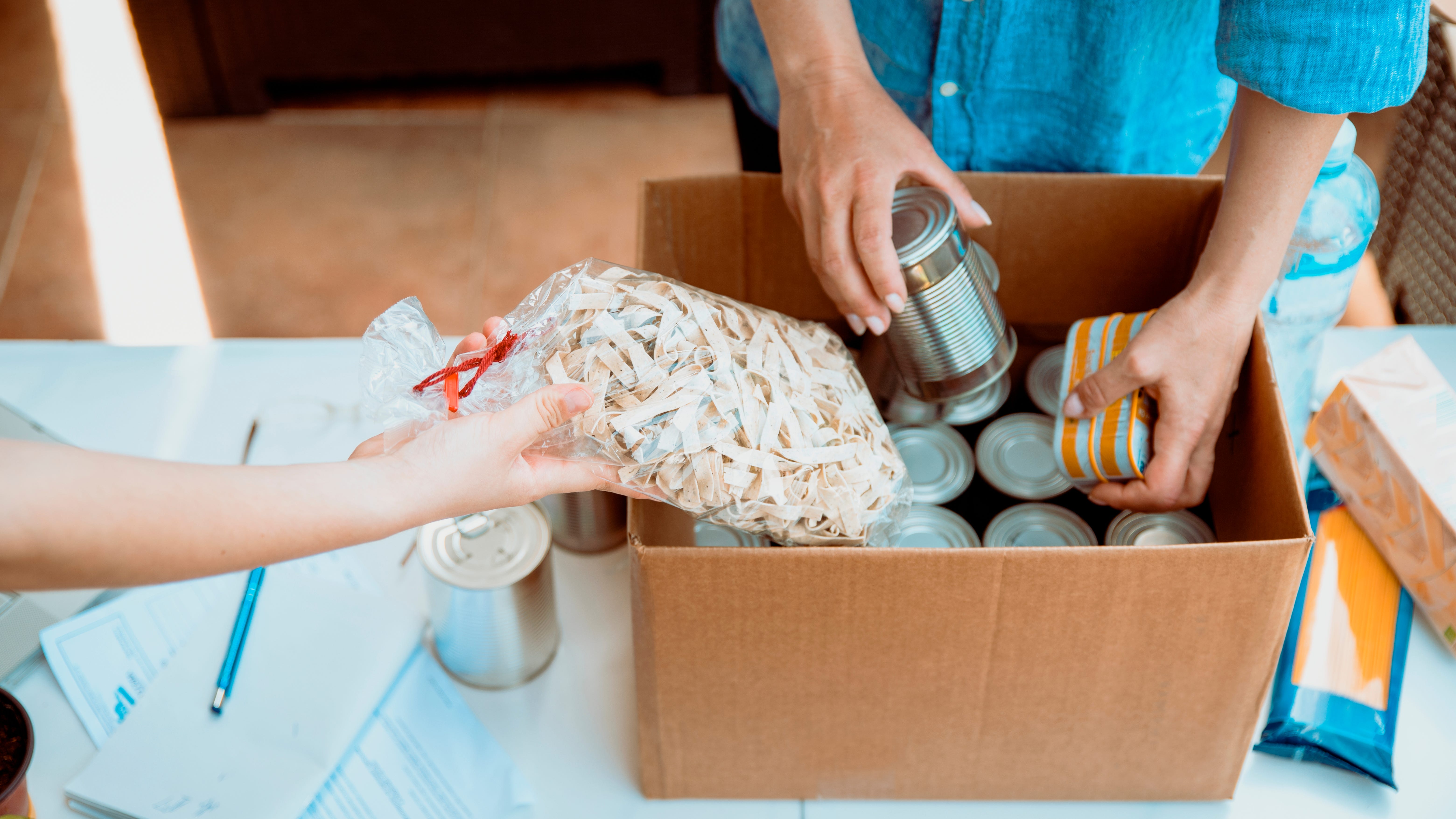 Chicago food pantries hurting for volunteers, as demand from needy residents increases