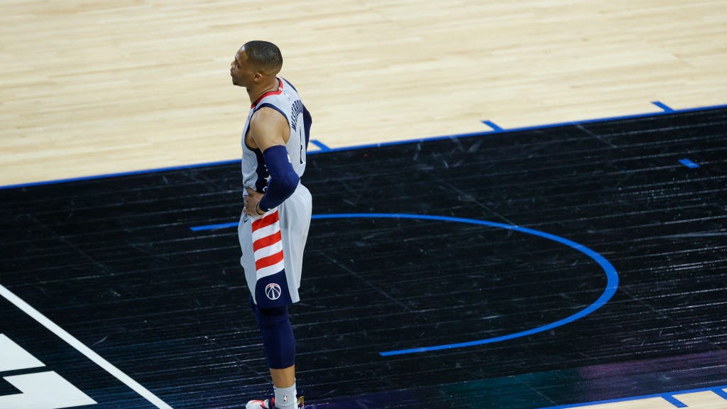 Fan dumps popcorn on Russell Westbrook as he exits game with injury