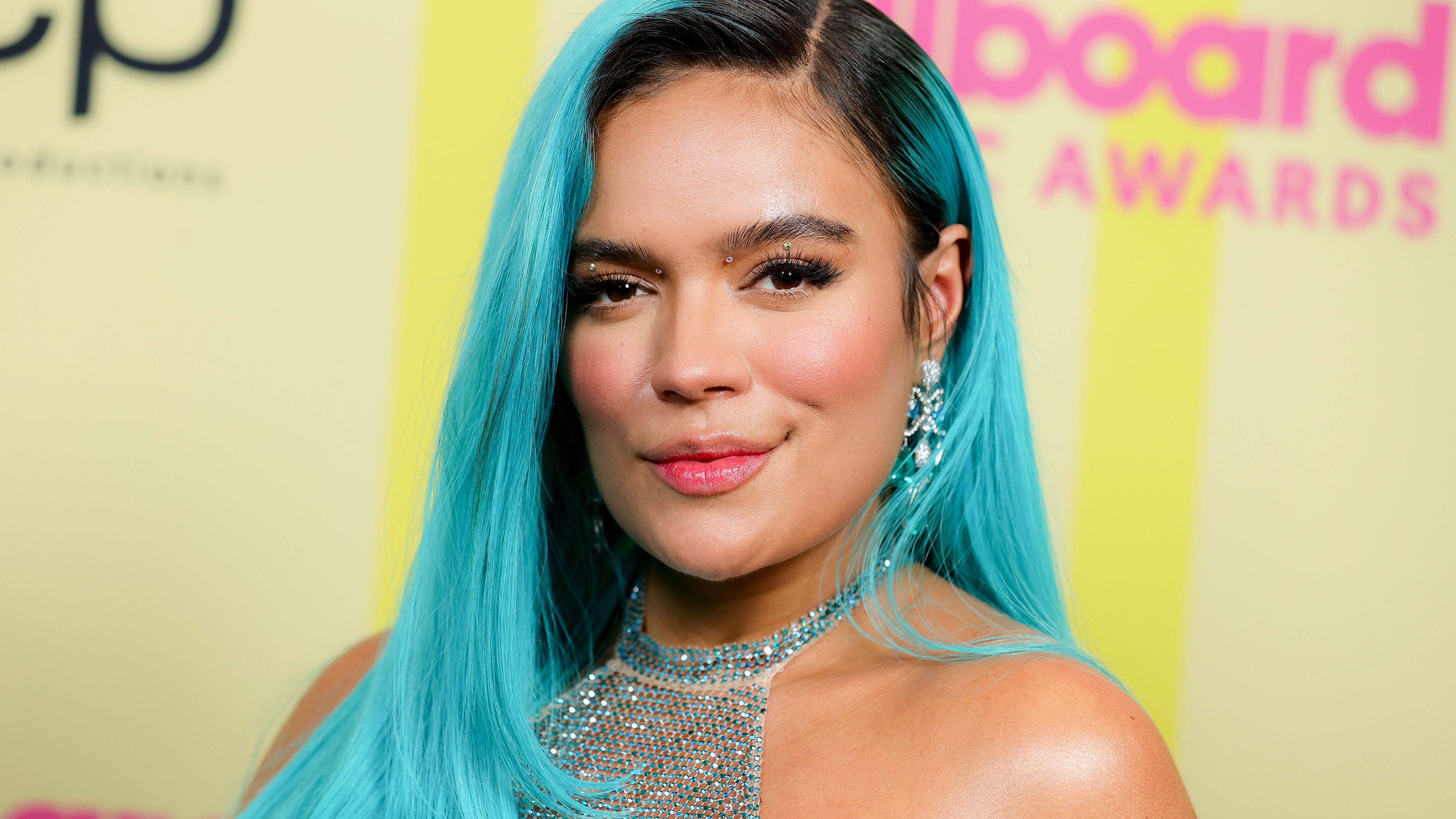 VIDEO: Karol G rompió en llanto en pleno concierto.