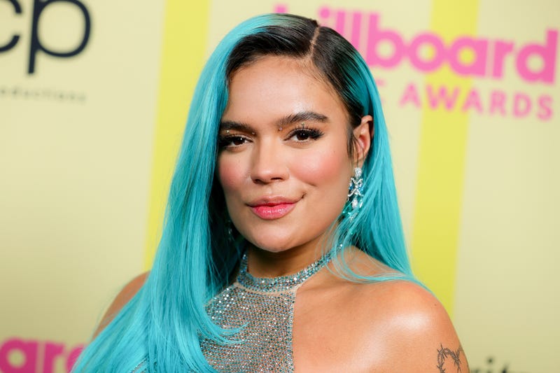 Karol G posa en el backstage de los Premios Billboard