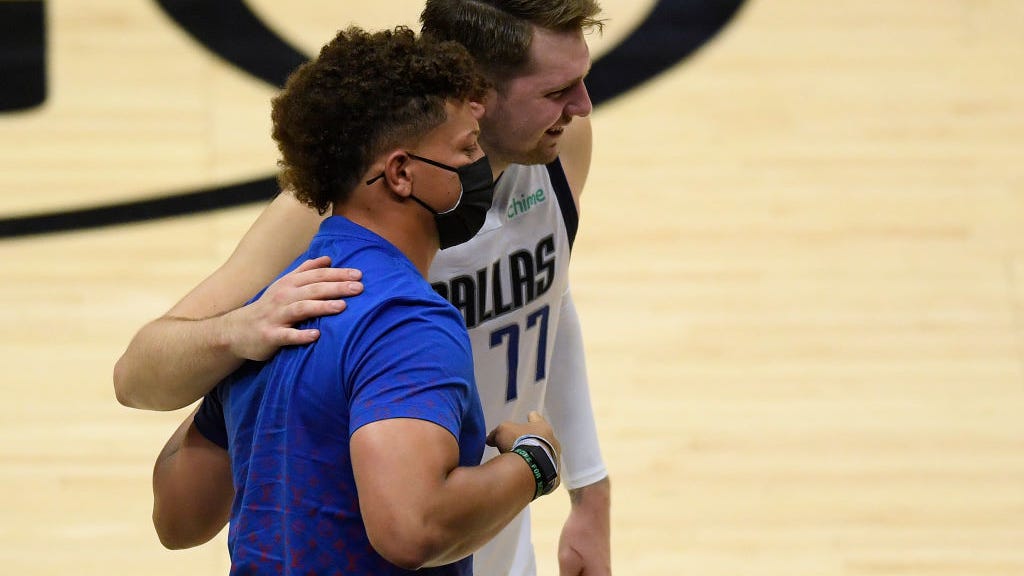 Luka Doncic celebrates Mavs win with Dirk, Patrick Mahomes