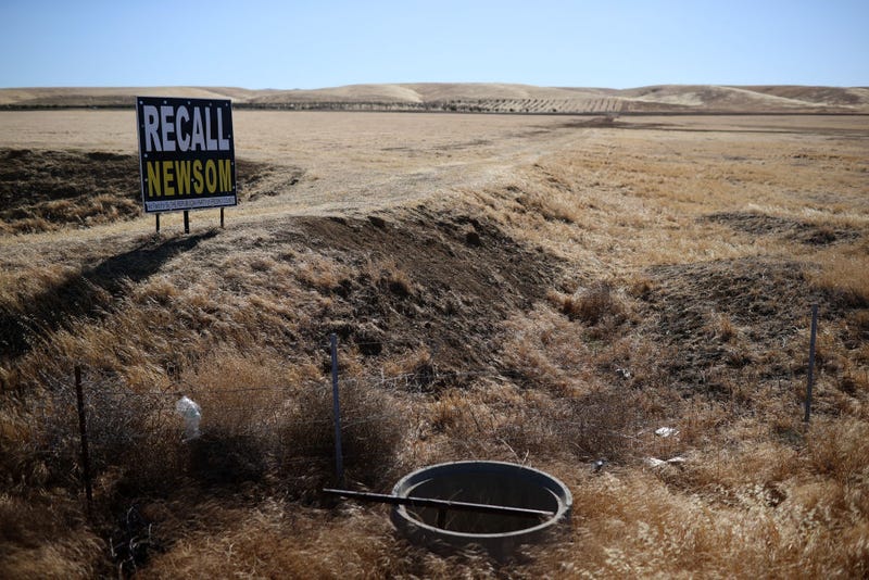 A sign calling for the recall of California Gov. Gavin Newsom is posted next an agricultural field that lies fallow on May 25, 2021 in Firebaugh, California. 