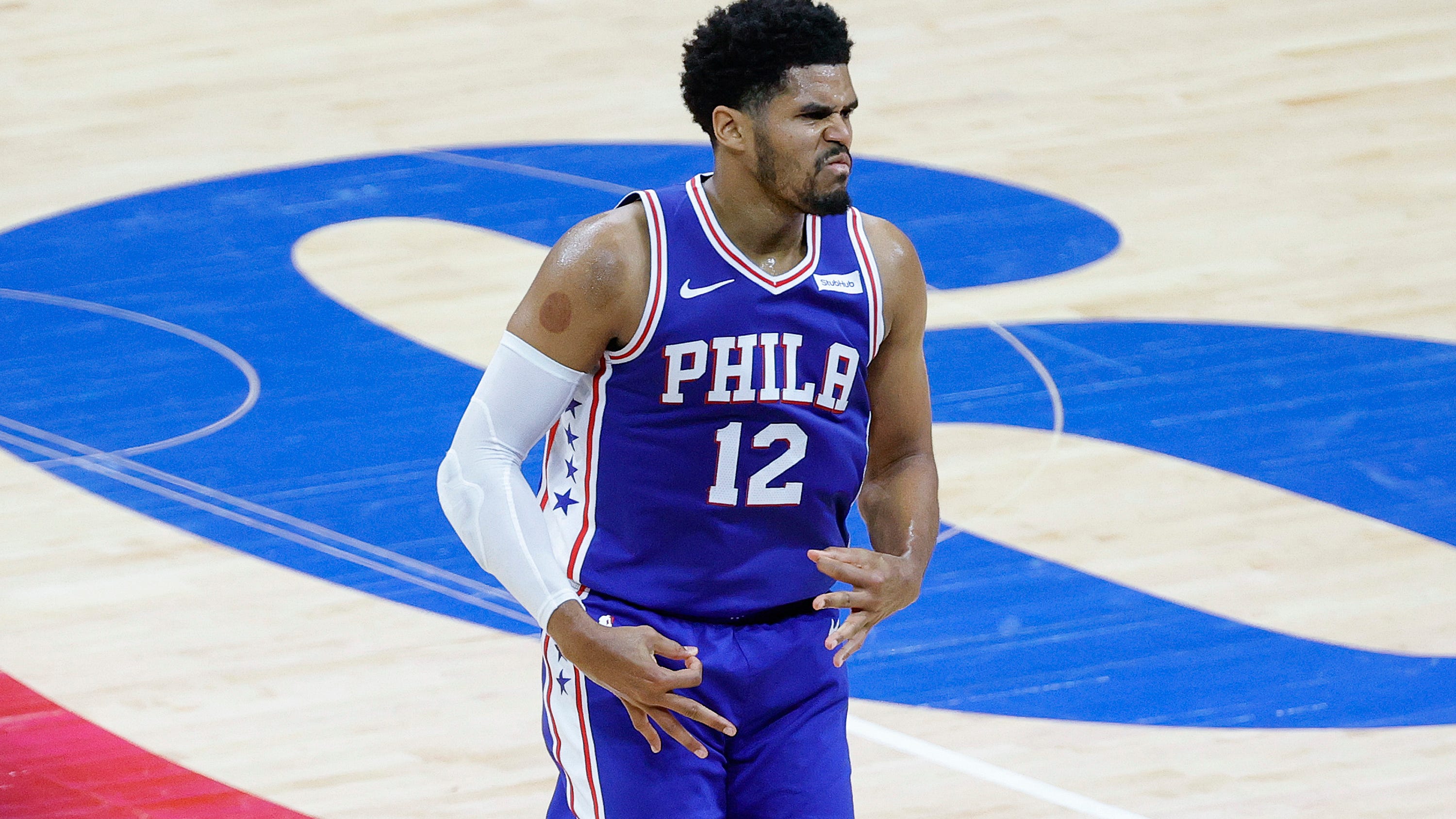 Curry paces Embiid-less Sixers to series-clinching blowout win over Wizards