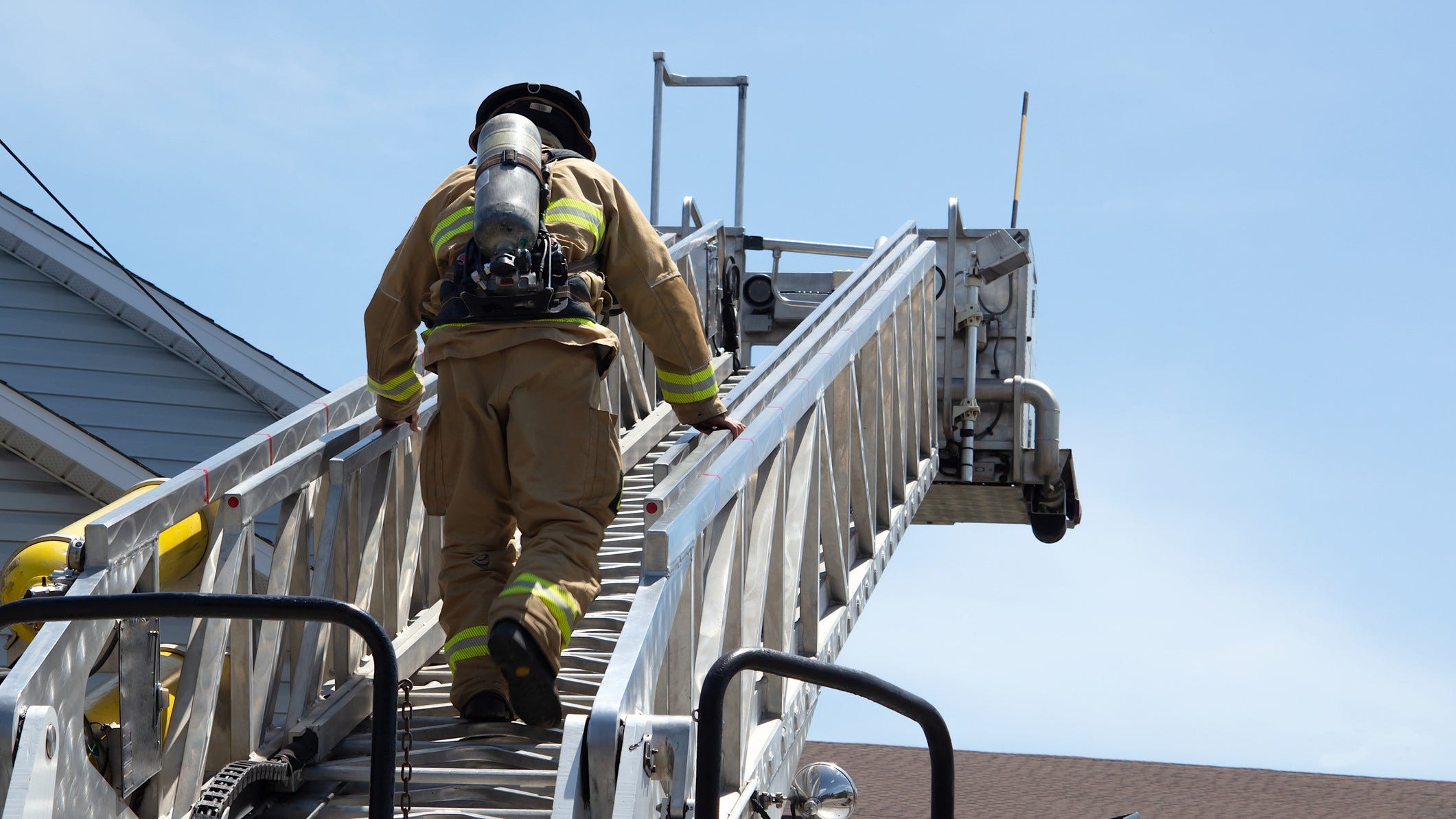 Philadelphia firefighters union sues city over COVID-19 vaccine mandate