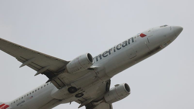 American Airlines to continue suspension of alcohol sales into 2022